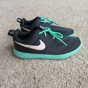 Nike Kids Roshe One Running Shoes Gray/Teal Size 3 (little girls)